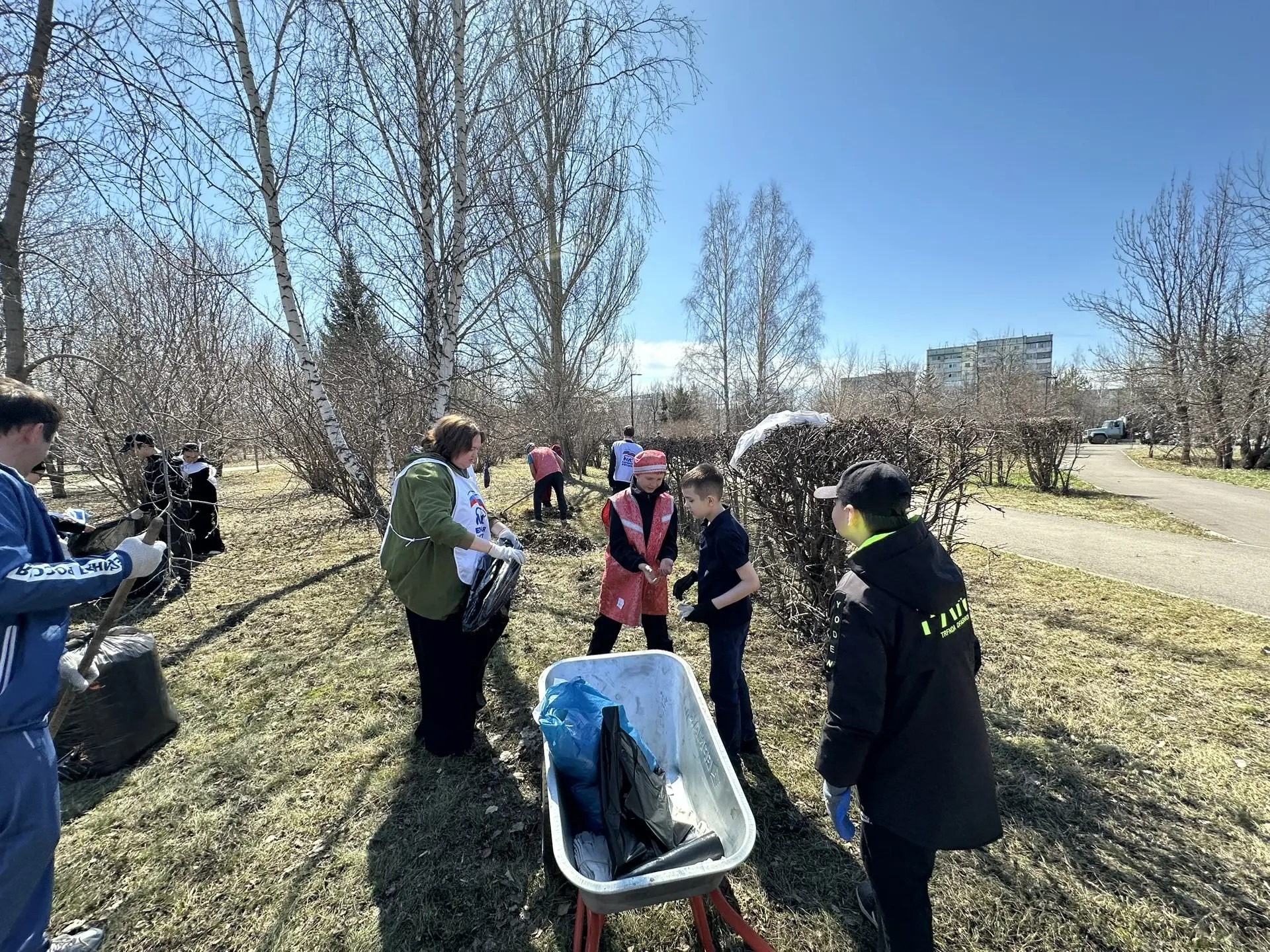 Субботник в сквере Победы.