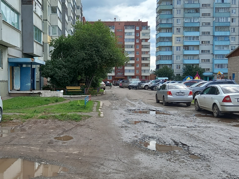 Шарыпово. Двор дома №313.